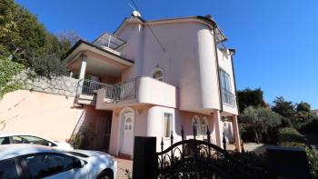 House in Ičići, Opatija for renovation with 6 apartments, just 200 meters from the sea 