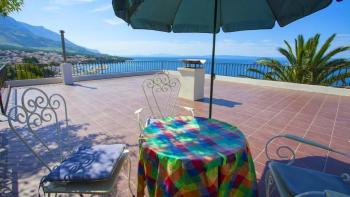 Propriété de deux appartements à Baska Voda avec une vue magnifique sur la mer, à seulement 50 mètres de la mer 