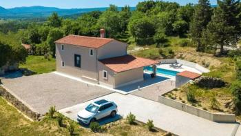 Maison en pierre moderne rénovée avec piscine dans le quartier de Labin 