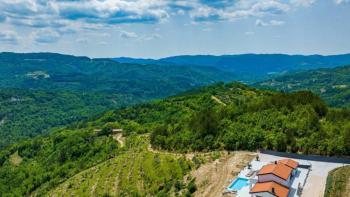 Hacienda unique en Istrie, dans la région de Cerovje, sur plus de 2 hectares de terrain, avec une vue imprenable sur la verdure 