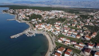 Terrain pour deux villas, première rangée de la mer, dans la région de Zadar 