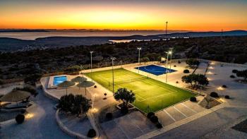 Magnifique hacienda sur l'île de Brac sur 1 hectare de terrain, avec court de tennis, terrain de basket, terrain de foot, mini golf, 