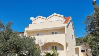 Villa de trois étages avec piscine, jardin et objet auxiliaire à Starigrad, île de Hvar 