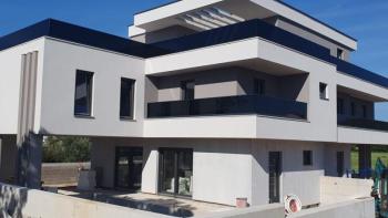 Villa jumelée au design contemporain à Štinjan, Pula, à seulement 600 mètres de la mer 