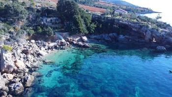 Seafront house for modernization on 9500 sq.m. of land on Peljesac 