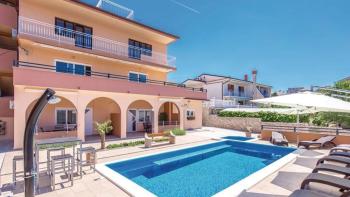 Three-bedroom apartment with swimming pool in Novi Vinodolski, with sea views 