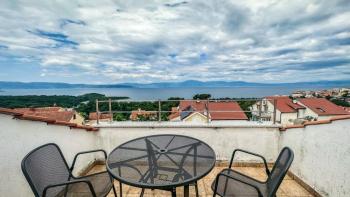 Appartement avec vue imprenable sur la mer et prix incroyablement bas à Njivice, Omišalj 