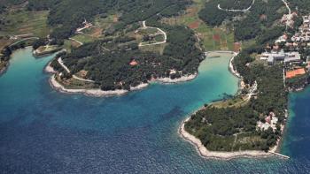 Building land in the touristic zone on 1st row to the sea in Jelsa, Hvar island 