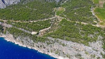 Agrogrundstück direkt am Meer mit Baumöglichkeit auf der Insel Hvar 