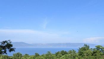 Grand terrain urbain avec permis de construire et vue sur la mer dans la région de Rabac 