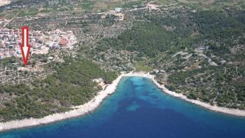 Terrain urbain avec une vue fantastique sur la mer à Hvar 