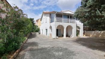 House with three apartments and office space - perfect for life and business! 