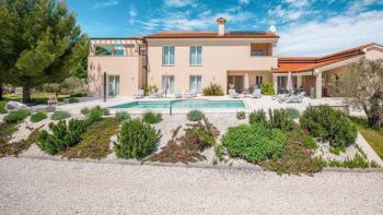 Belle villa de luxe avec oliveraie de 5800 m². dans la région de Vodnjan 