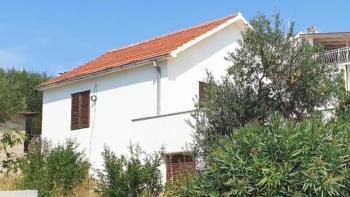 Detached house 110 m from the sea, with terrace and sea view on Ciovo, Mavarstica area 