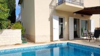 Discounted! Beautiful three bedroom villa with swimming pool, wine cellar and terraces, 60 m from the sea  