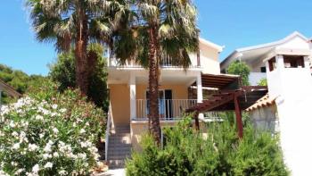 Detached three apartment house, 90 m from the sea on Vis island 