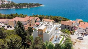 Penthouse au charme irrésistible avec terrasse sur le toit à Ciovo dans une nouvelle résidence à 150 mètres de la mer 