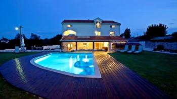 Spacious villa with a swimming pool in Rovinj area, 8 km from the sea 