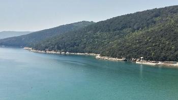 Urbanisiertes Grundstück in Rabac mit atemberaubendem Meerblick, nur 350 Meter vom Meer entfernt 