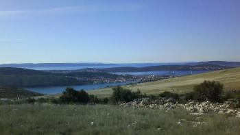 Geräumiges Agrarland oberhalb von Trogir 