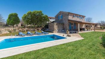 Villa indigène en pierre à Lovrec avec un domaine spacieux de 9000 m². 