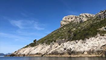 Joli terrain à bâtir à 150 m de la mer sur l'île de Sipan près de Dubrovnik ! 