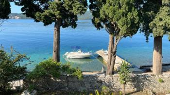 Steingrundstück in erster Meereslinie auf der Halbinsel Peljesac, mit dem Pier vor dem Haus 