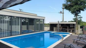 New cheap villa with swimming pool in Svetvincenat 