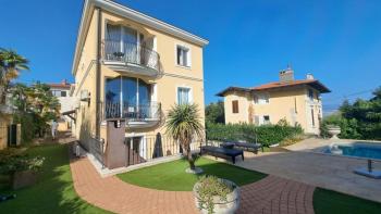 Eine wunderschöne Villa mit Pool im Zentrum von Lovran, 300 Meter vom Meer entfernt 