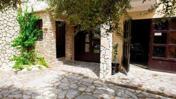 Guest house of 6 apartments in Premantura, Medulin 