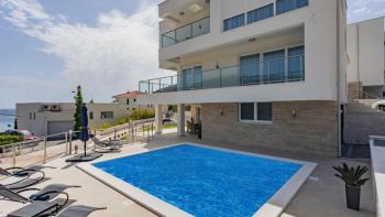 Villa de luxe avec piscine à 40 m de la mer dans le quartier de Razanj près de Rogoznica, avec bouée proposée à la vente ! 