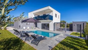 Wonderful modern villa in Ližnjan 1,5 km from the sea, with sea views 