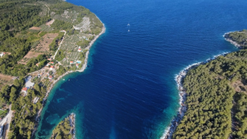 Csodálatos telek Vela Luka területén Korcula szigetén, 60 méterre a tengertől 