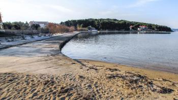 Grand terrain urbain sur l'île de Pasman, à 60 mètres de la plage 