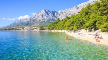 Neugebaute Villa mit Pool über dem romantischen Baska Voda 