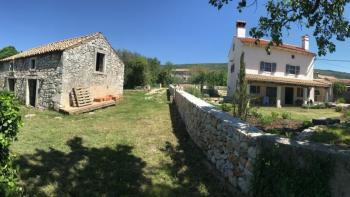 Un domaine magique avec deux maisons près de la mer dans la région de Rabac 