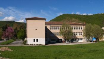 Solides Geschäftshaus in Raša, zwischen Pula und Labin 