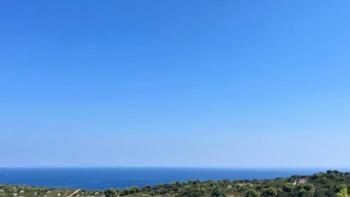 Agro land of 23.450 sqm with 6.000 grapes, stone house and sea view on Vis island 