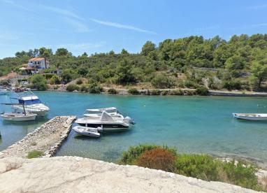 Terrain urbain sur l'île de Solta, 1ère ligne de mer, à vendre 