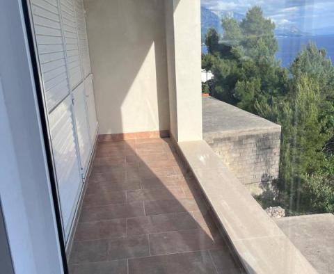 Idealny dom z 3 apartamentami i niesamowitym widokiem na morze na Riwierze Omis - pic 9