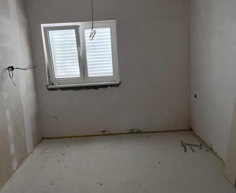 Idealny dom z 3 apartamentami i niesamowitym widokiem na morze na Riwierze Omis - pic 10