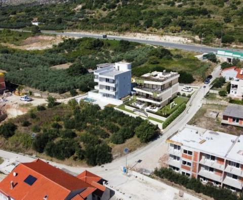 Új apartman komplexum Trogir környékén, a tenger közvetlen közelében - pic 25