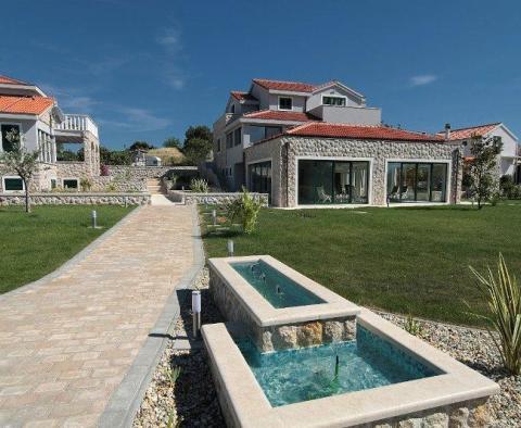 Huge estate of 3000 m2 with two luxury villas just 50 meters from the sea on Murter, Sibenik area - pic 2