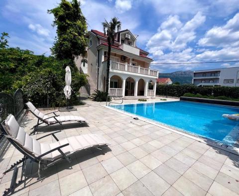 Villa à Kastela avec piscine et garage, à vendre - pic 11