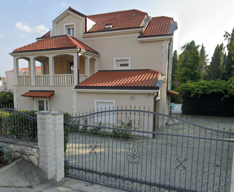 Villa à Kastela avec piscine et garage, à vendre - pic 25