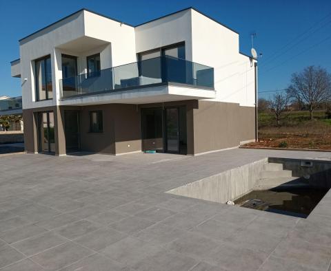 Appartement de luxe au rez-de-chaussée avec piscine chauffée à Porec, à vendre - pic 2