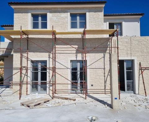 Villa nouvellement construite avec piscine à débordement, parking souterrain privé et vue fantastique sur la mer à Porec, à vendre - pic 2