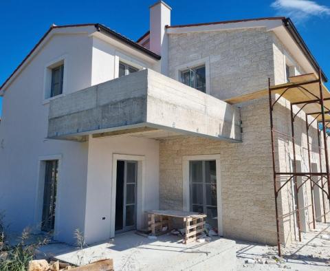 Villa nouvellement construite avec piscine à débordement, parking souterrain privé et vue fantastique sur la mer à Porec, à vendre - pic 5