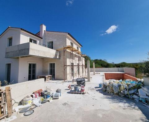 Villa nouvellement construite avec piscine à débordement, parking souterrain privé et vue fantastique sur la mer à Porec, à vendre - pic 6