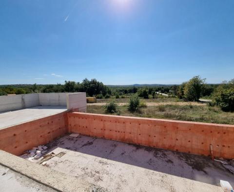 Villa nouvellement construite avec piscine à débordement, parking souterrain privé et vue fantastique sur la mer à Porec, à vendre - pic 7